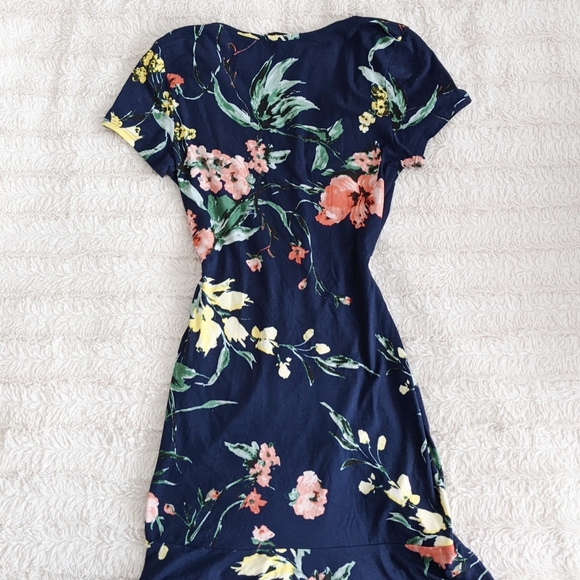 Soft Ruched V-Neck Navy Floral Dress - Picture 2 of 3